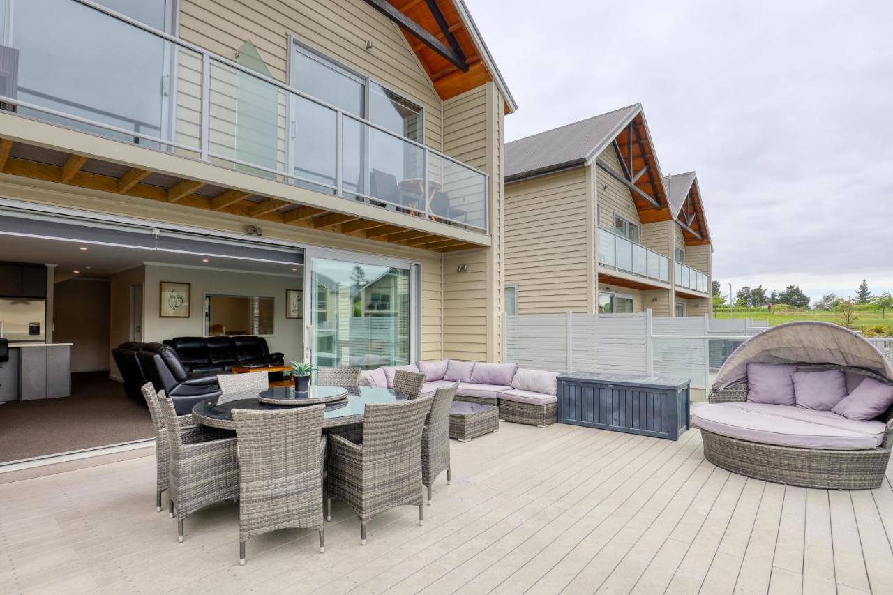 Marsden Lake Resort Central Otago Cromwell Dış mekan fotoğraf A composite wood deck