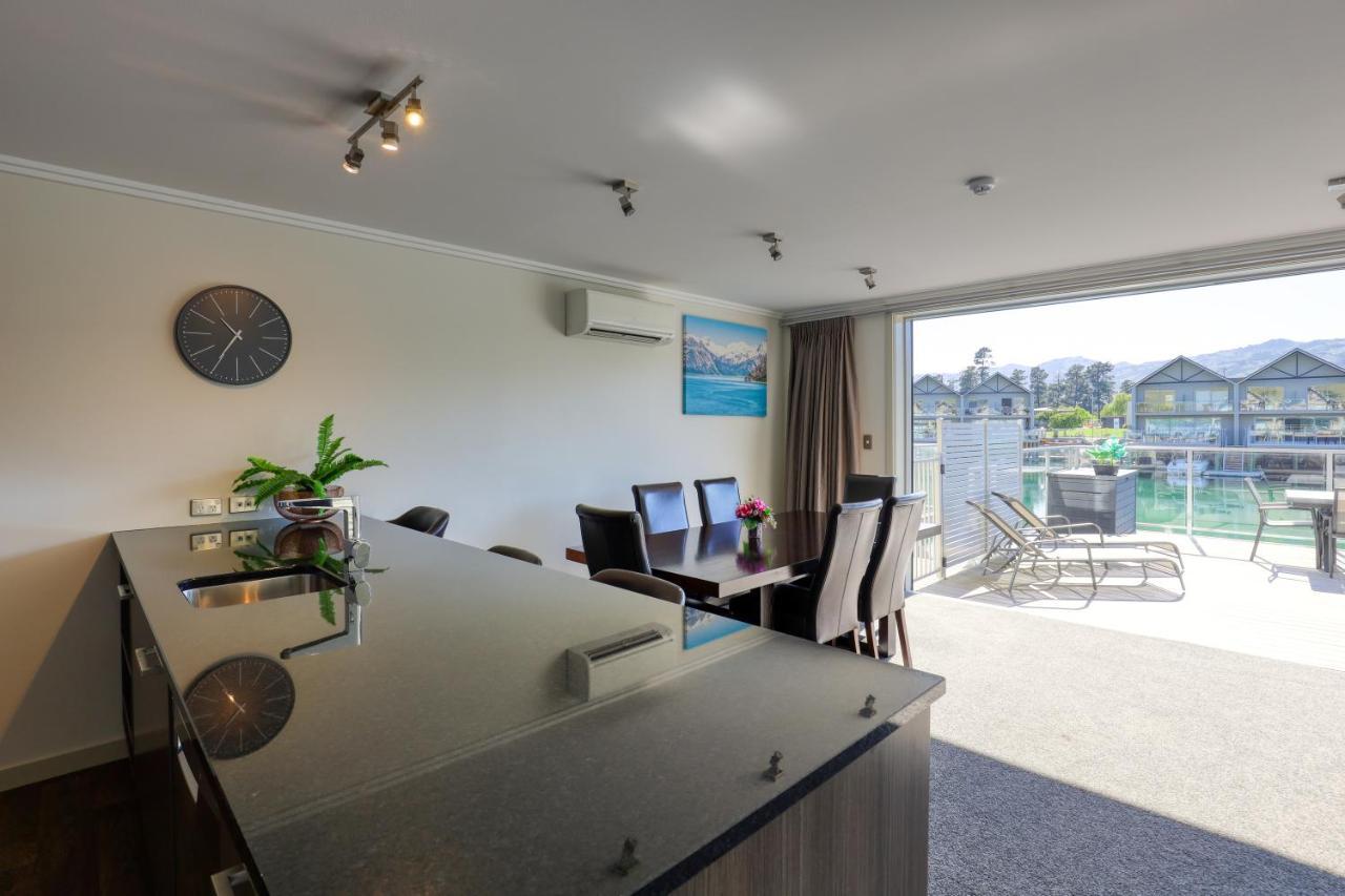 Marsden Lake Resort Central Otago Cromwell Dış mekan fotoğraf A kitchen in a modern apartment