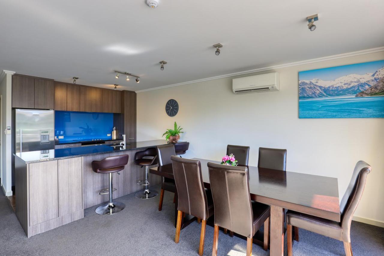 Marsden Lake Resort Central Otago Cromwell Dış mekan fotoğraf A kitchen and dining room in a typical apartment