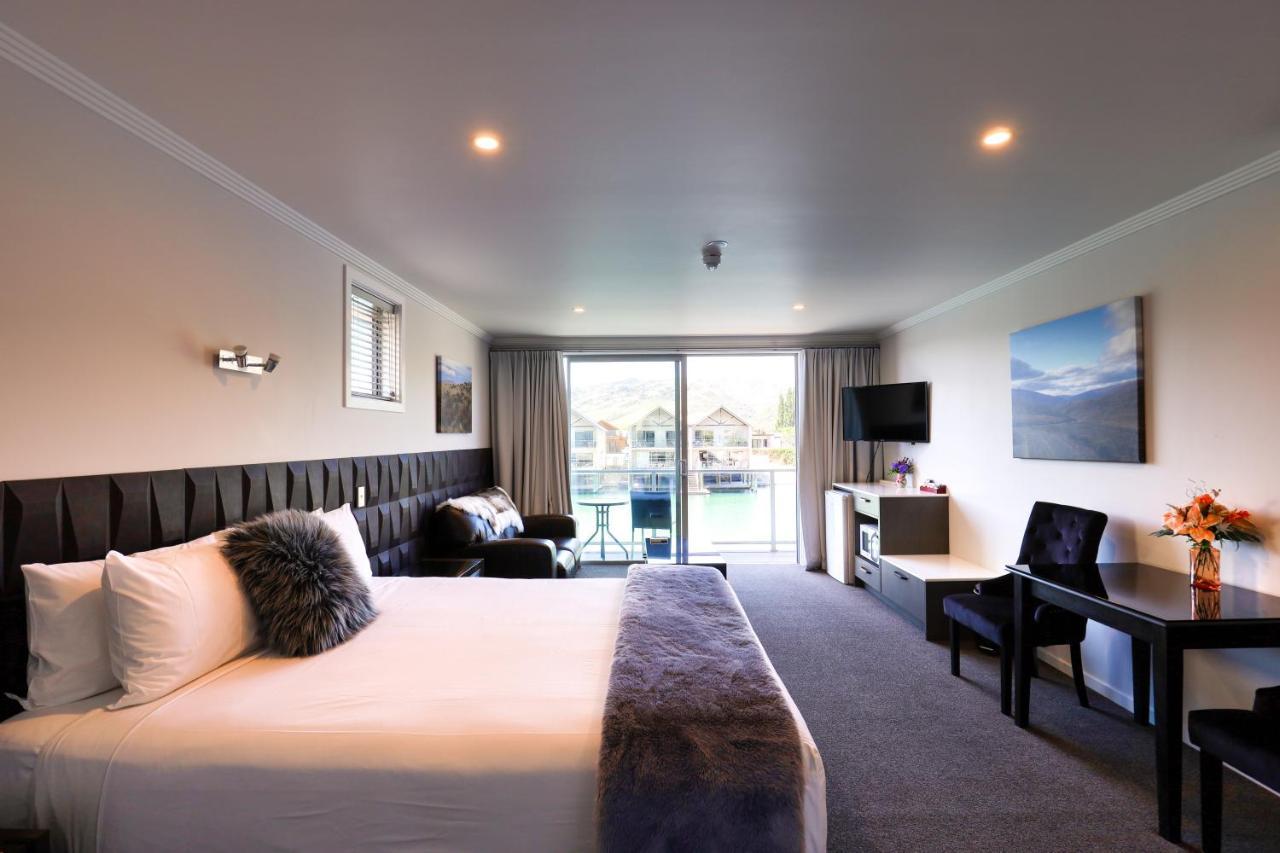 Marsden Lake Resort Central Otago Cromwell Dış mekan fotoğraf A typical hotel room