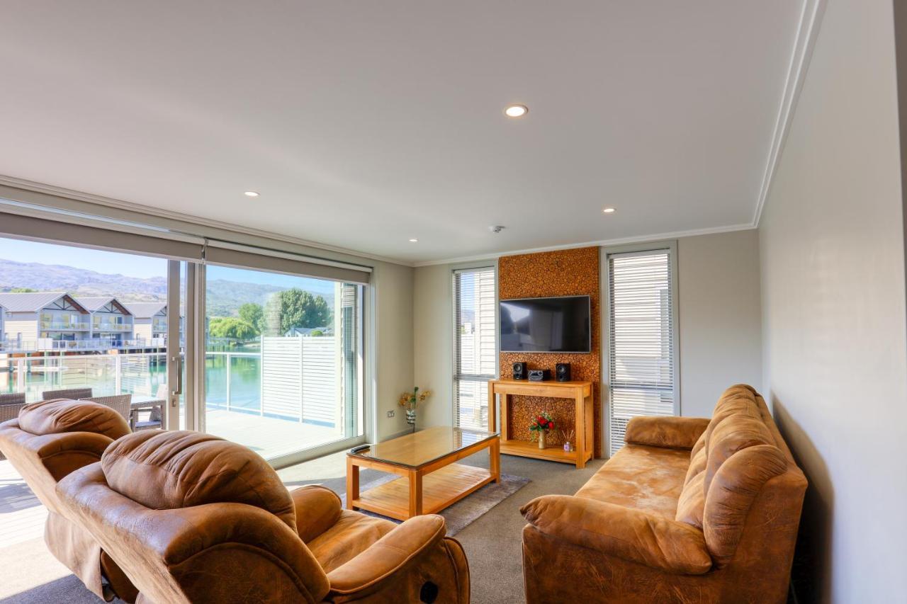 Marsden Lake Resort Central Otago Cromwell Dış mekan fotoğraf A living room in a typical apartment at the hotel