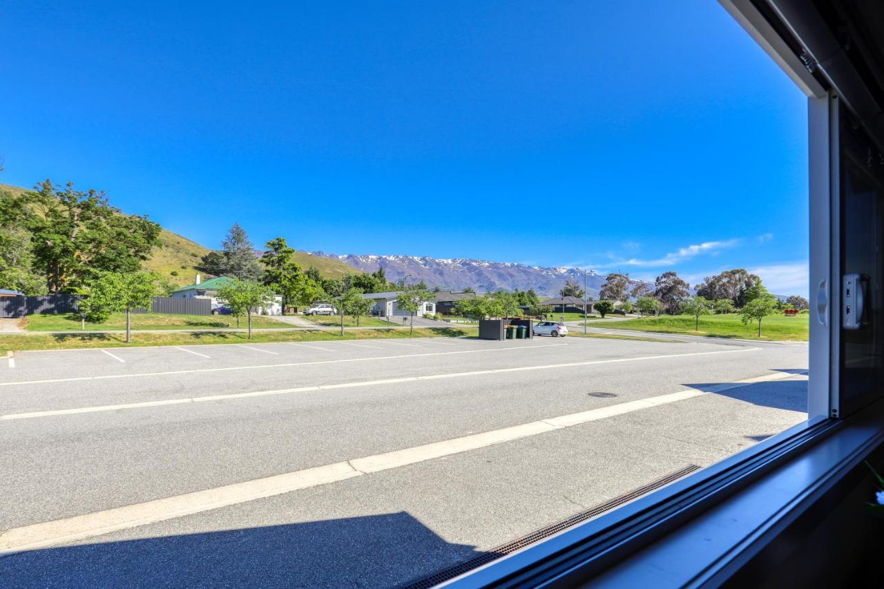 Marsden Lake Resort Central Otago Cromwell Dış mekan fotoğraf View from the station