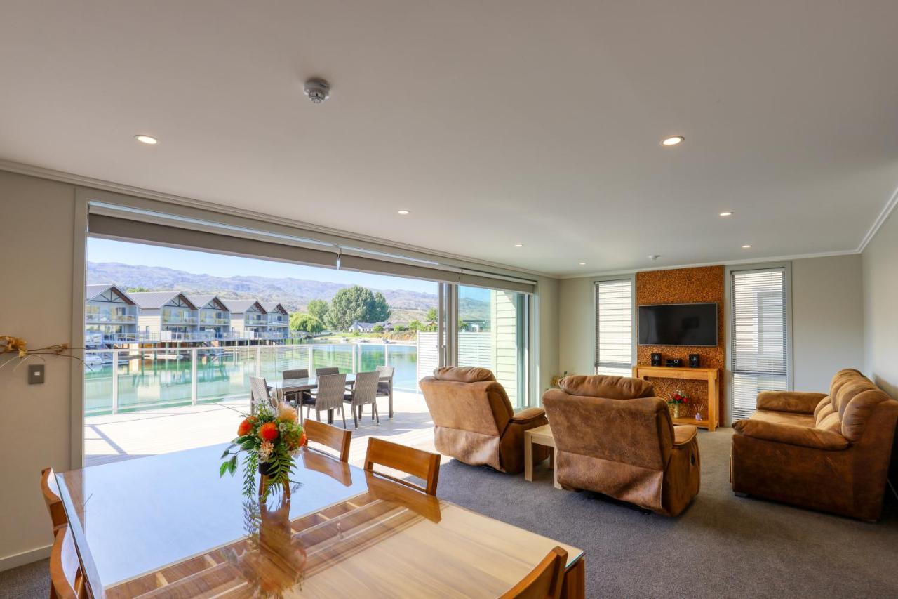 Marsden Lake Resort Central Otago Cromwell Dış mekan fotoğraf A living room in a typical apartment at The Lakes Resort