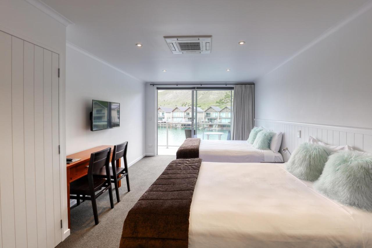 Marsden Lake Resort Central Otago Cromwell Dış mekan fotoğraf A typical room at the Bayview Hotel