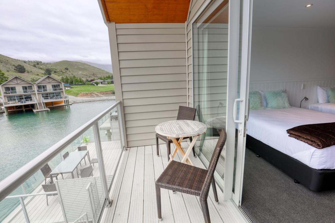 Marsden Lake Resort Central Otago Cromwell Dış mekan fotoğraf A balcony in a hotel