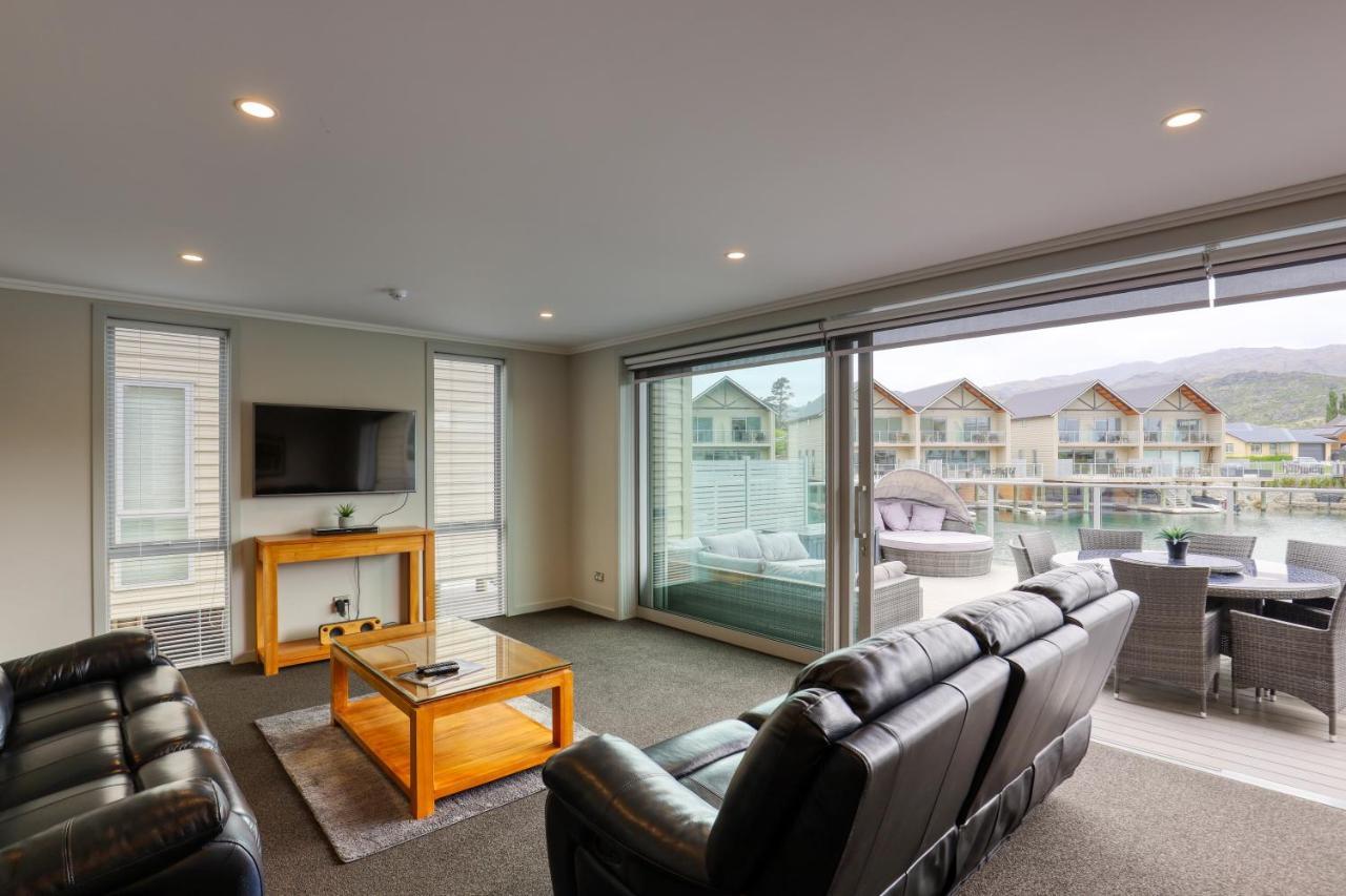 Marsden Lake Resort Central Otago Cromwell Dış mekan fotoğraf Living room with sliding doors