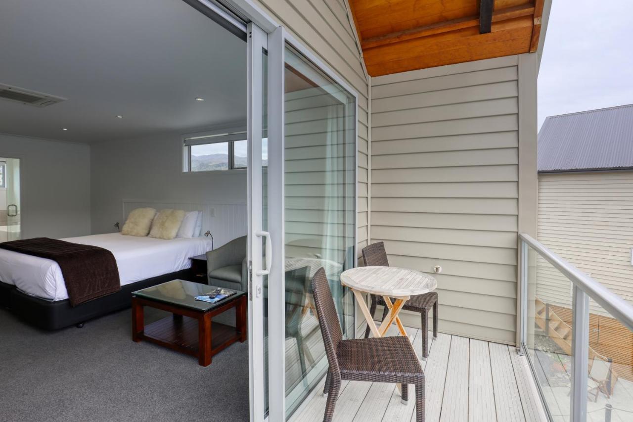 Marsden Lake Resort Central Otago Cromwell Dış mekan fotoğraf A balcony in a hotel room