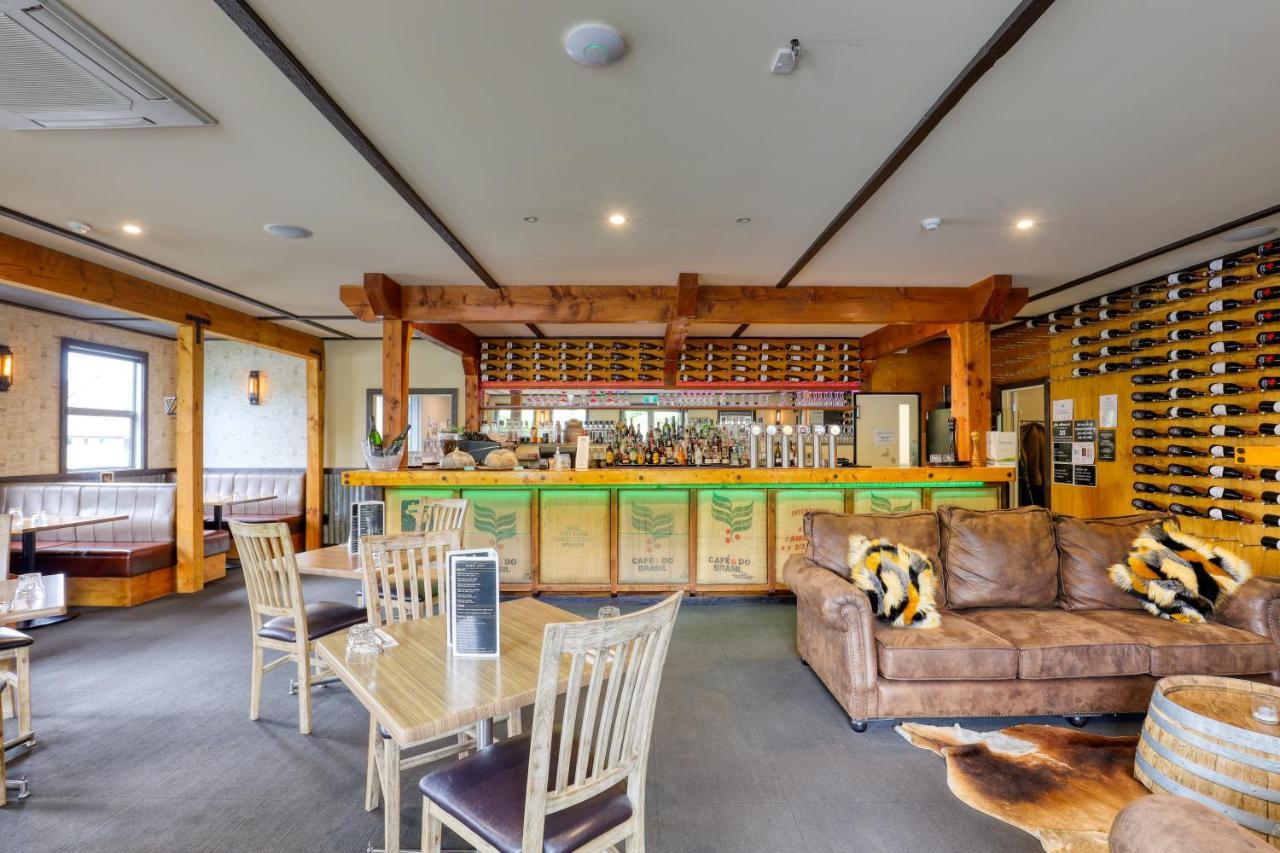 Marsden Lake Resort Central Otago Cromwell Dış mekan fotoğraf The bar at the restaurant
