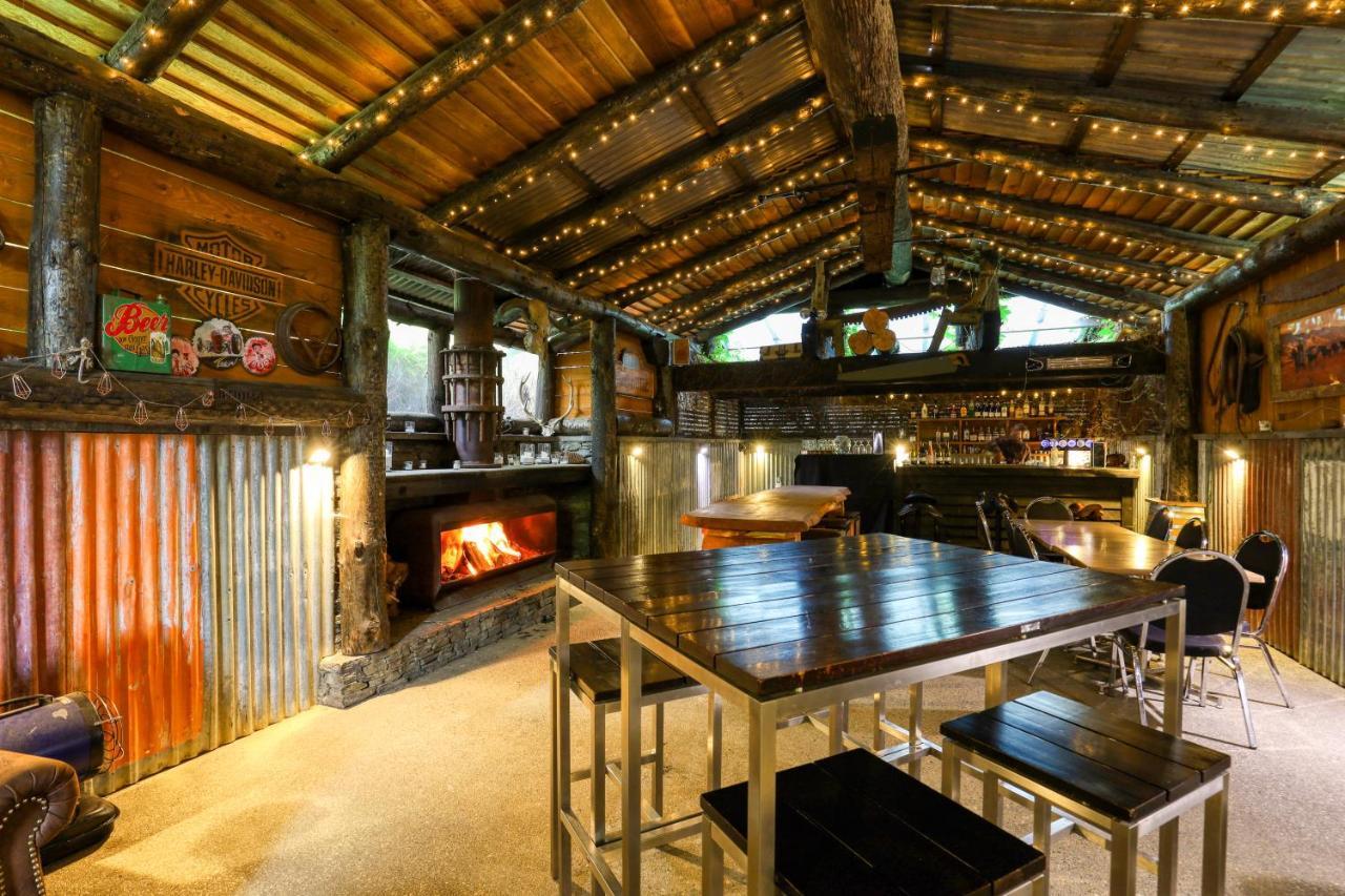 Marsden Lake Resort Central Otago Cromwell Dış mekan fotoğraf The interior of the bar