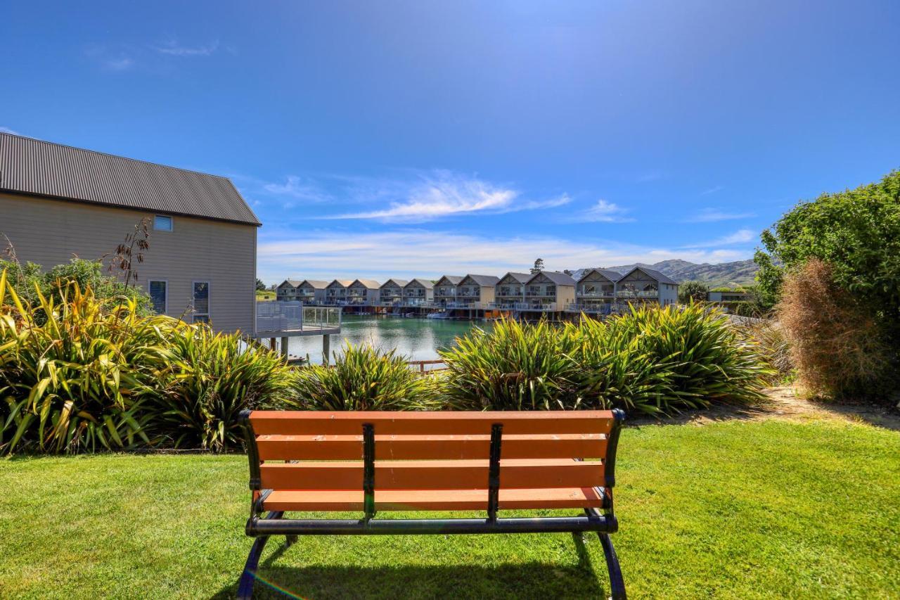 Marsden Lake Resort Central Otago Cromwell Dış mekan fotoğraf A bench at the lake