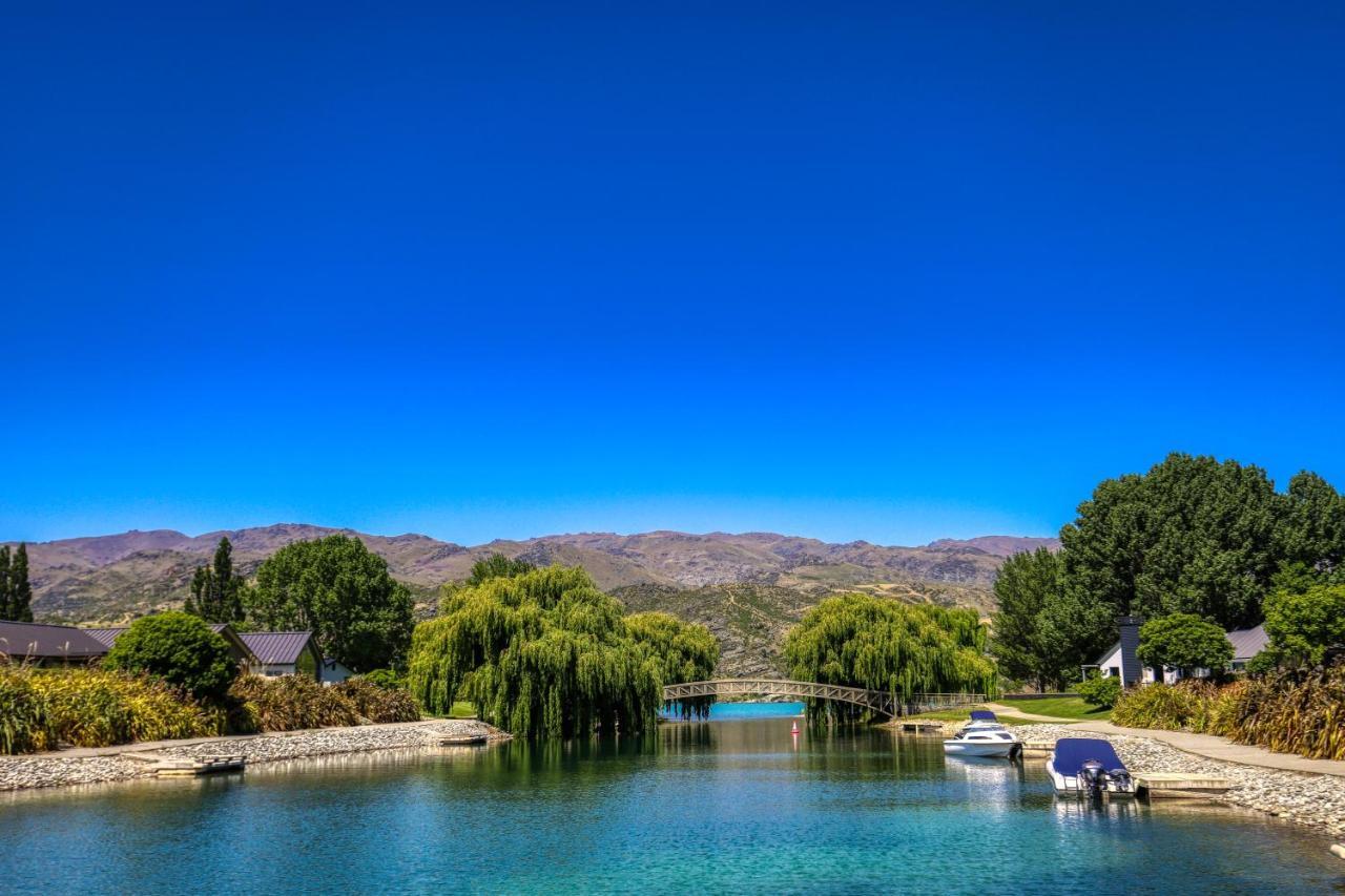 Marsden Lake Resort Central Otago Cromwell Dış mekan fotoğraf View of the lake from the town