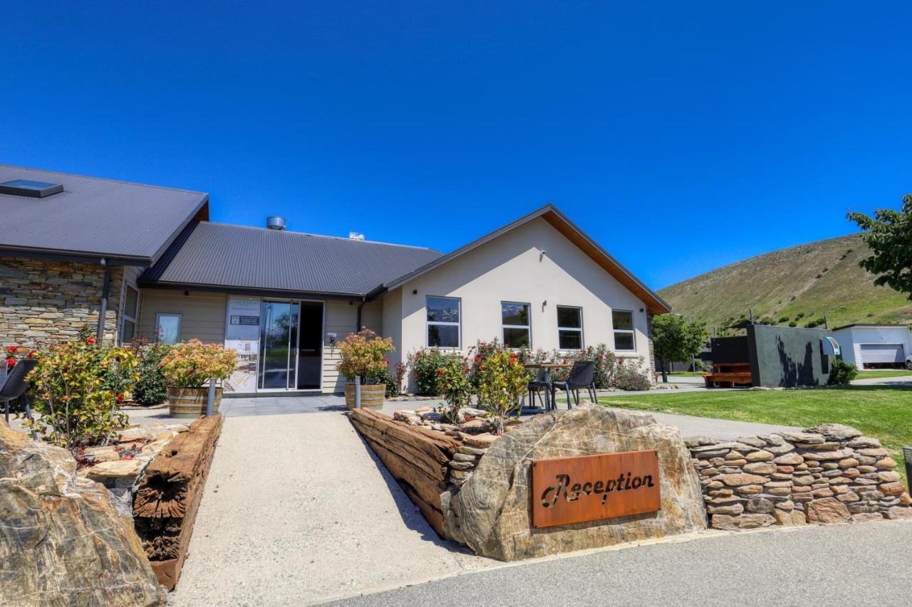 Marsden Lake Resort Central Otago Cromwell Dış mekan fotoğraf Reception at the station