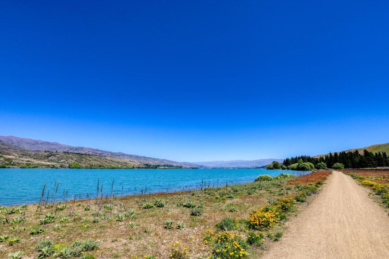 Marsden Lake Resort Central Otago Cromwell Dış mekan fotoğraf View of the lake from the shore
